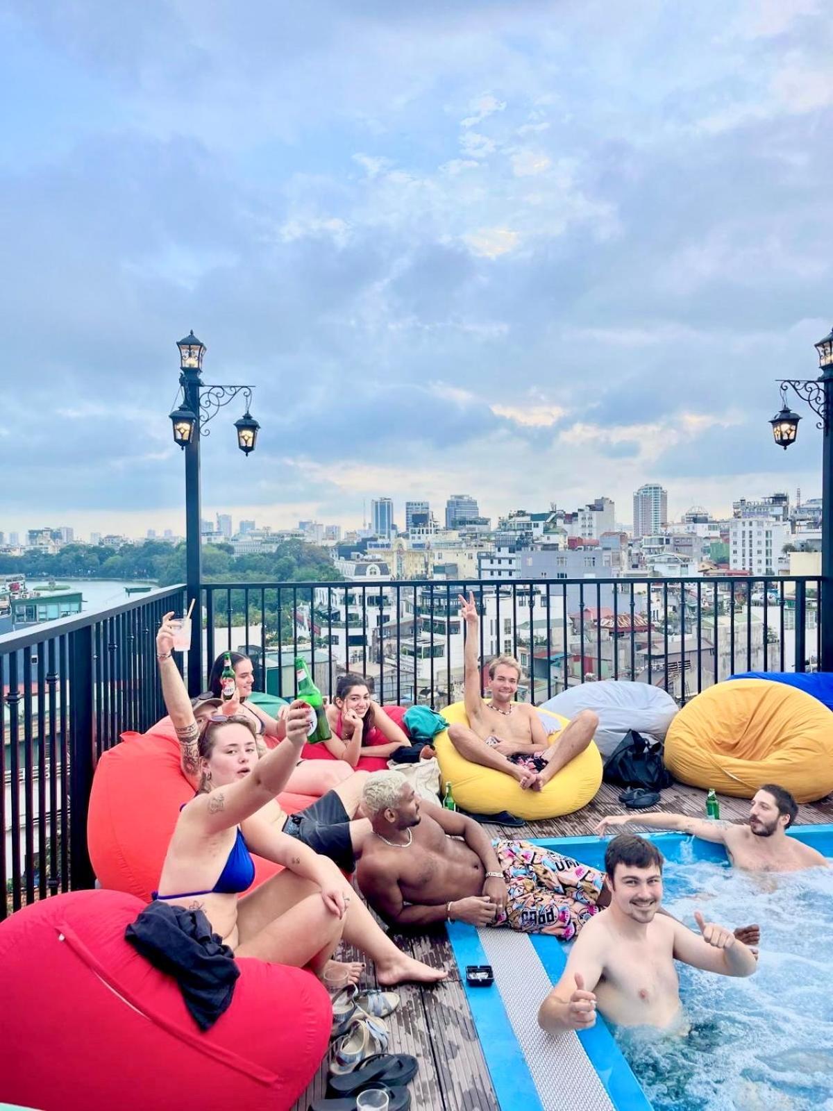 Lakeview Backpackers Hostel & Rooftop Bar Hanoi Bagian luar foto