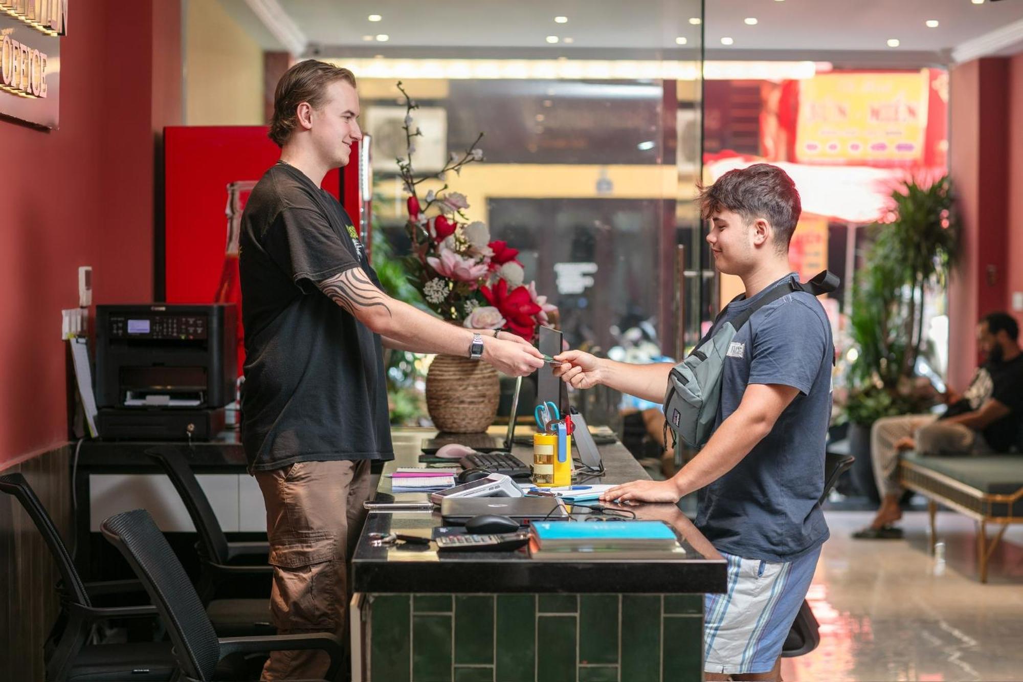 Lakeview Backpackers Hostel & Rooftop Bar Hanoi Bagian luar foto