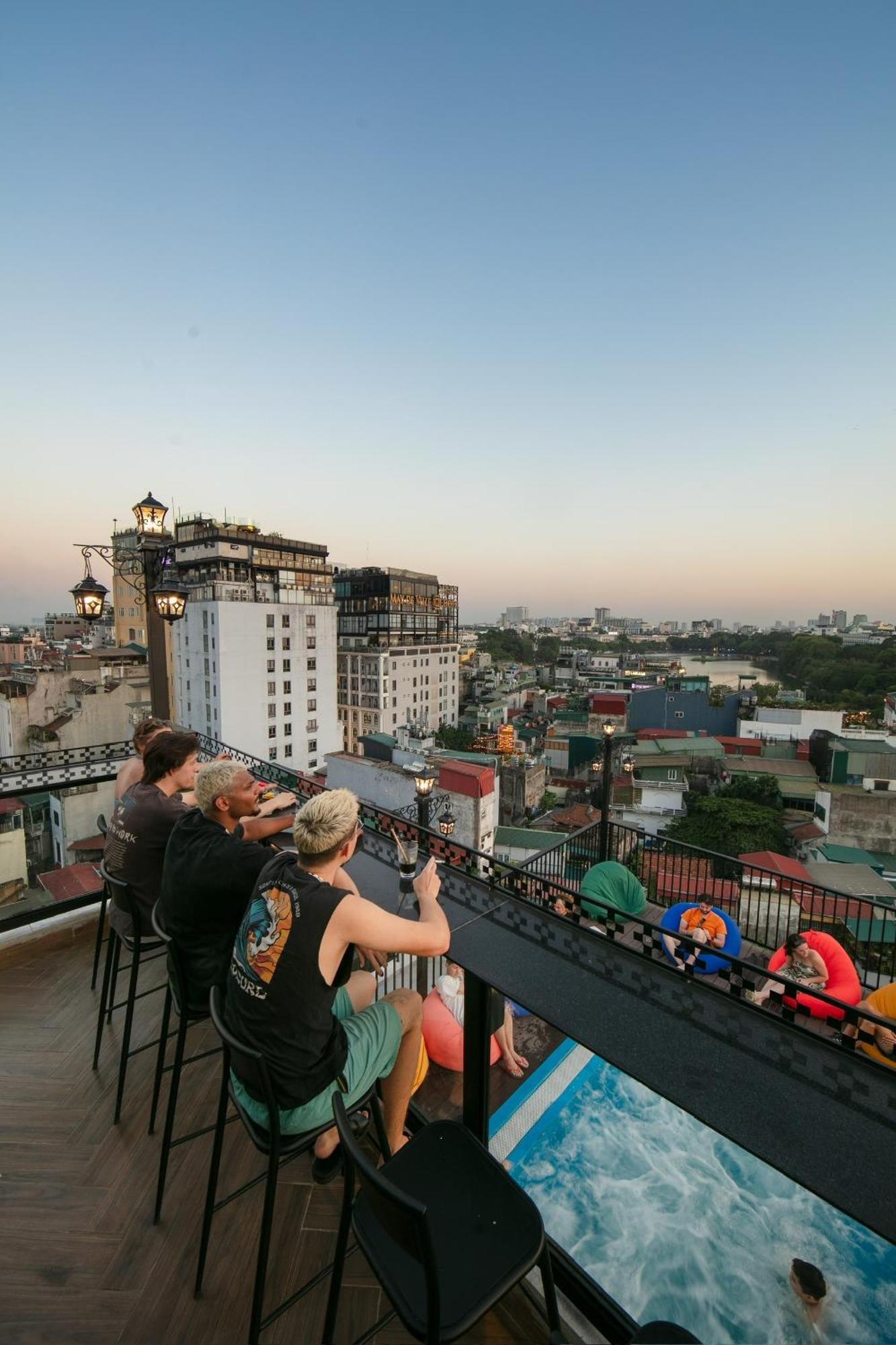Lakeview Backpackers Hostel & Rooftop Bar Hanoi Bagian luar foto