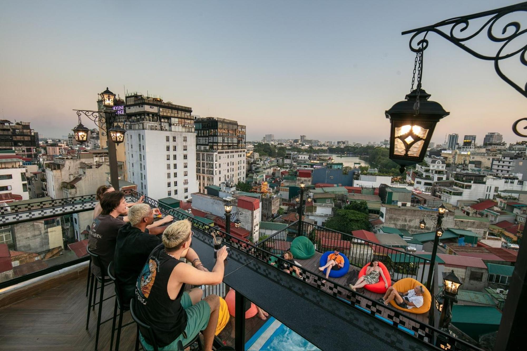 Lakeview Backpackers Hostel & Rooftop Bar Hanoi Bagian luar foto