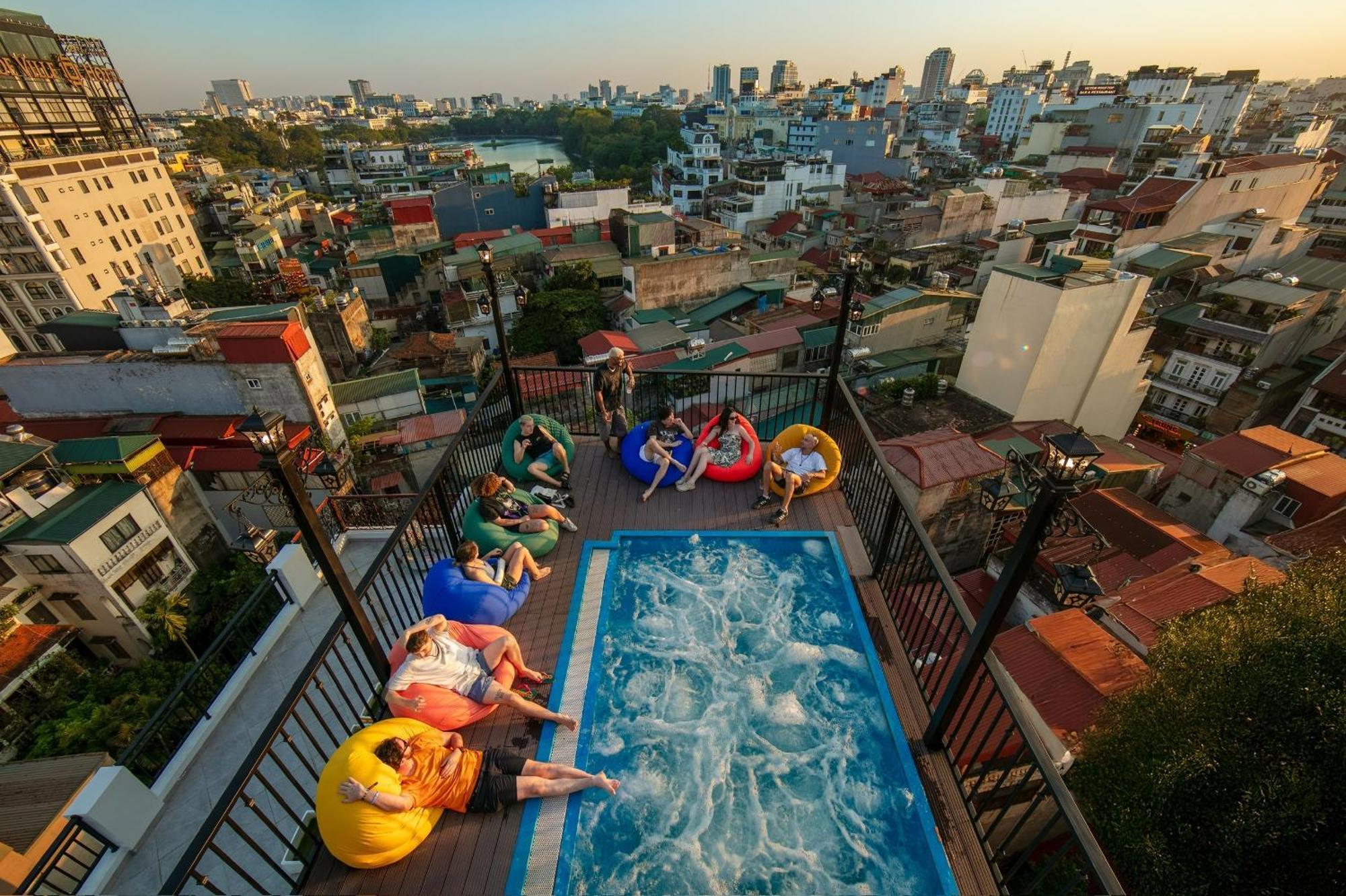 Lakeview Backpackers Hostel & Rooftop Bar Hanoi Bagian luar foto