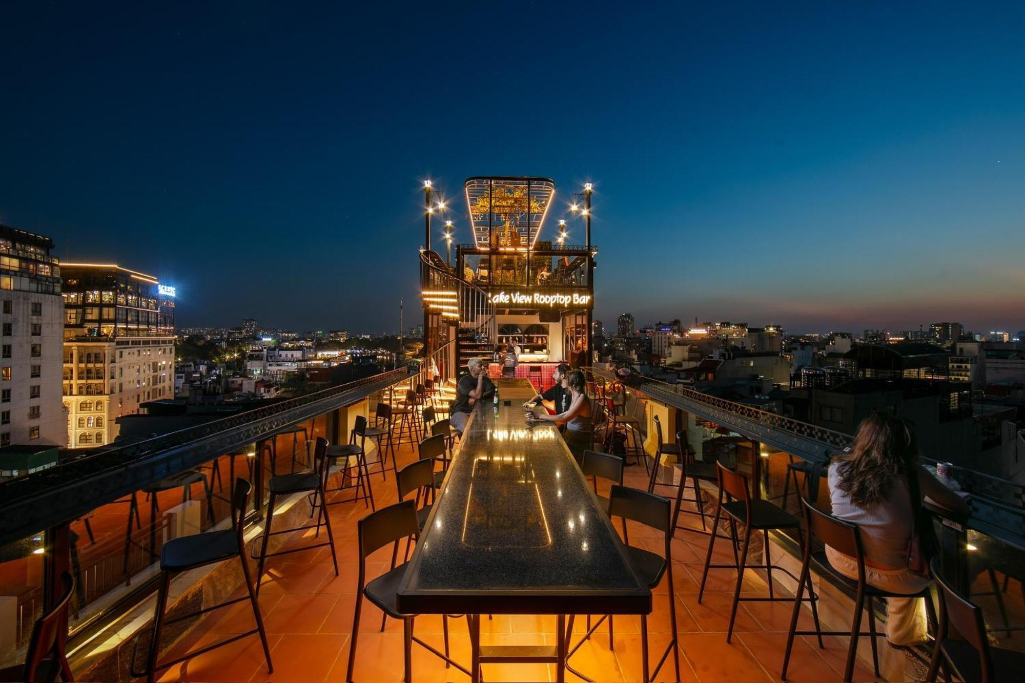Lakeview Backpackers Hostel & Rooftop Bar Hanoi Bagian luar foto