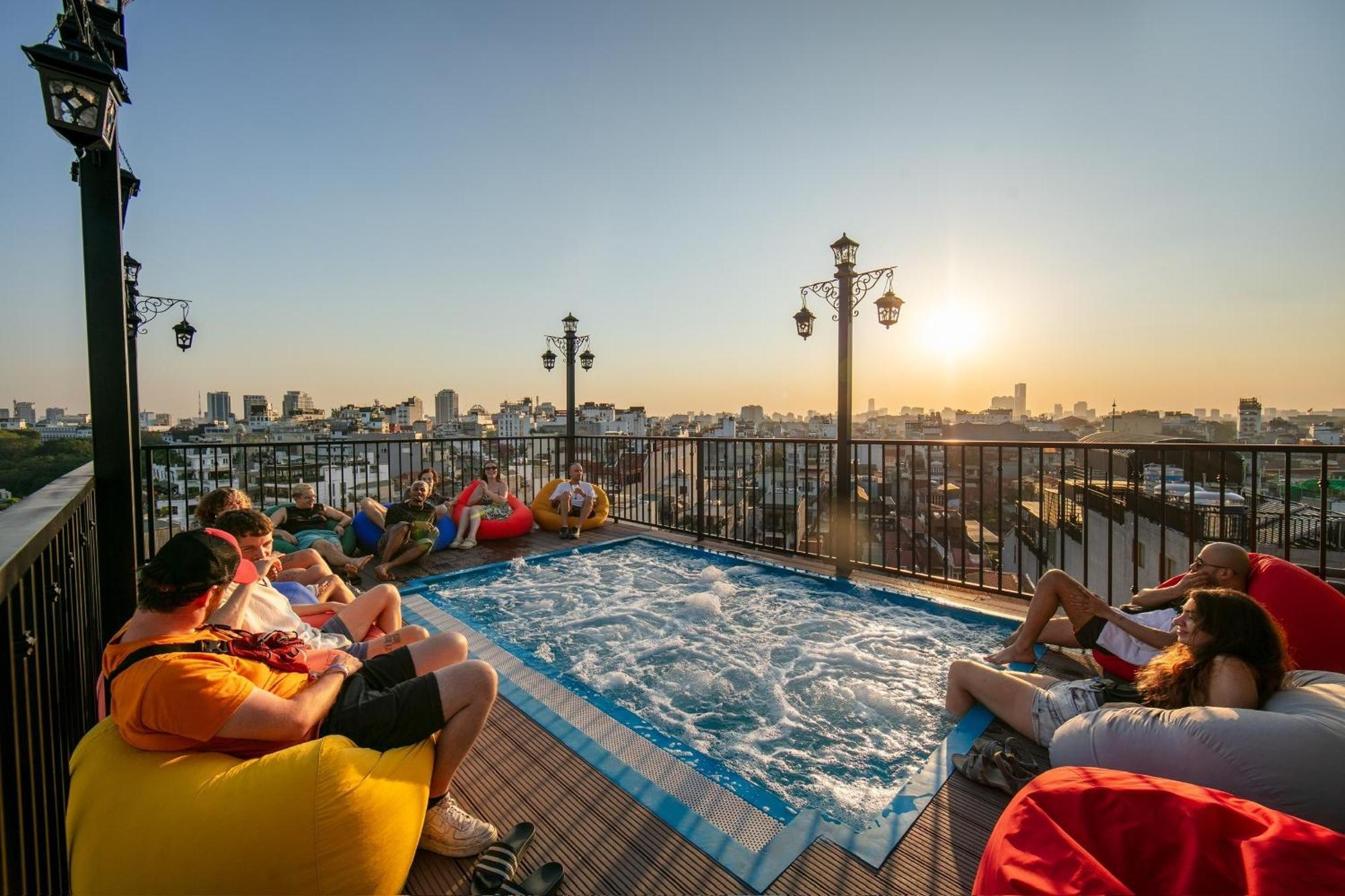 Lakeview Backpackers Hostel & Rooftop Bar Hanoi Bagian luar foto