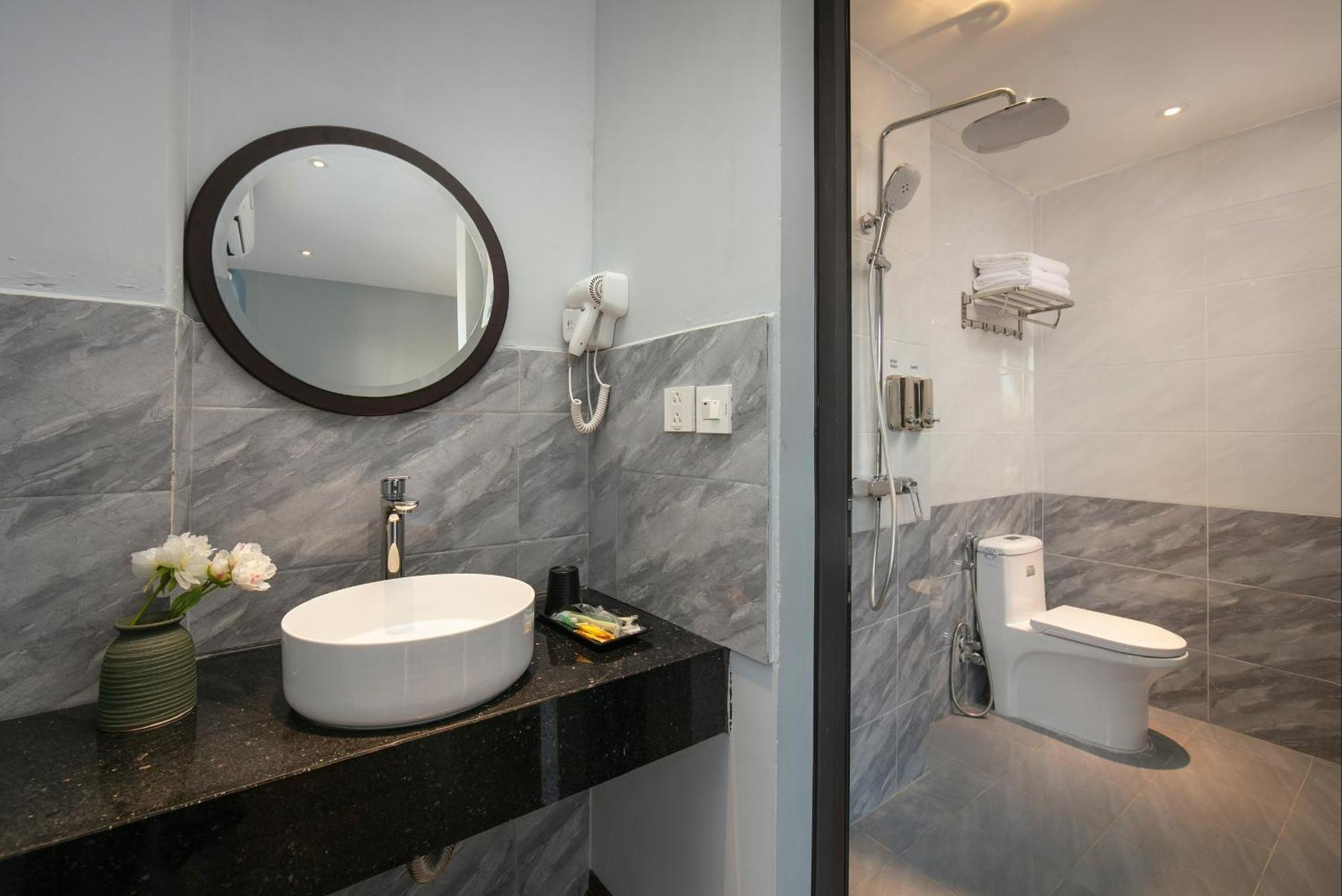 Lakeview Backpackers Hostel & Rooftop Bar Hanoi Bagian luar foto