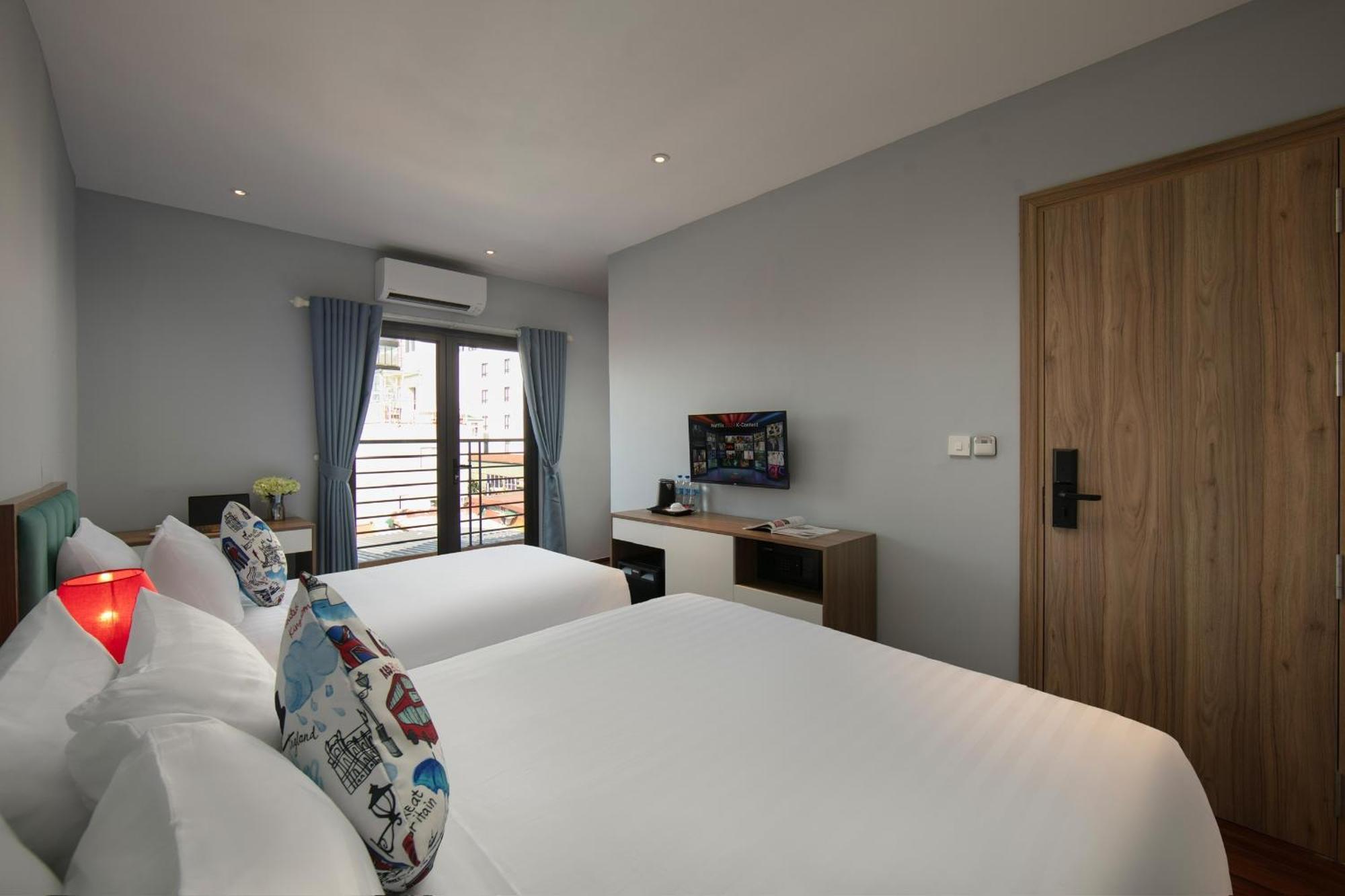 Lakeview Backpackers Hostel & Rooftop Bar Hanoi Bagian luar foto