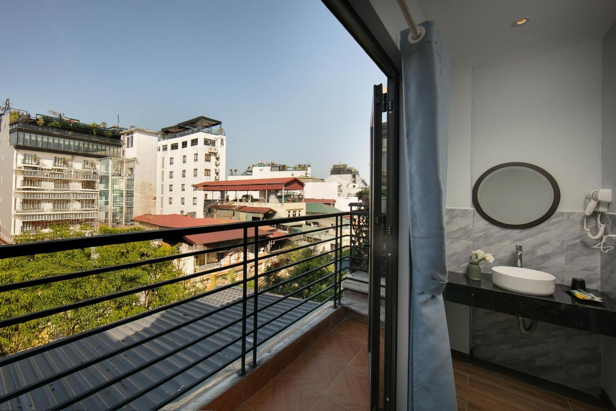 Lakeview Backpackers Hostel & Rooftop Bar Hanoi Bagian luar foto