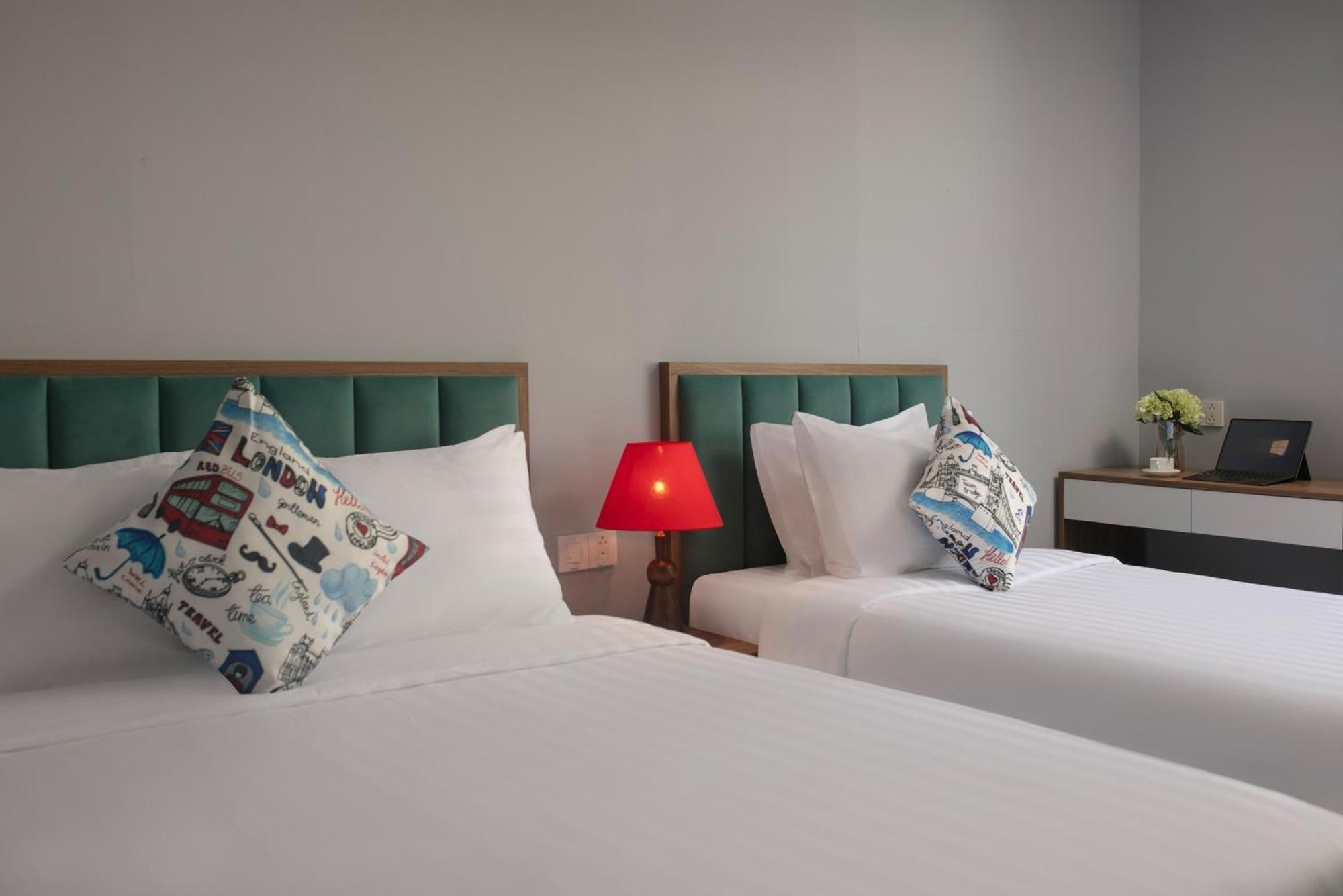 Lakeview Backpackers Hostel & Rooftop Bar Hanoi Bagian luar foto