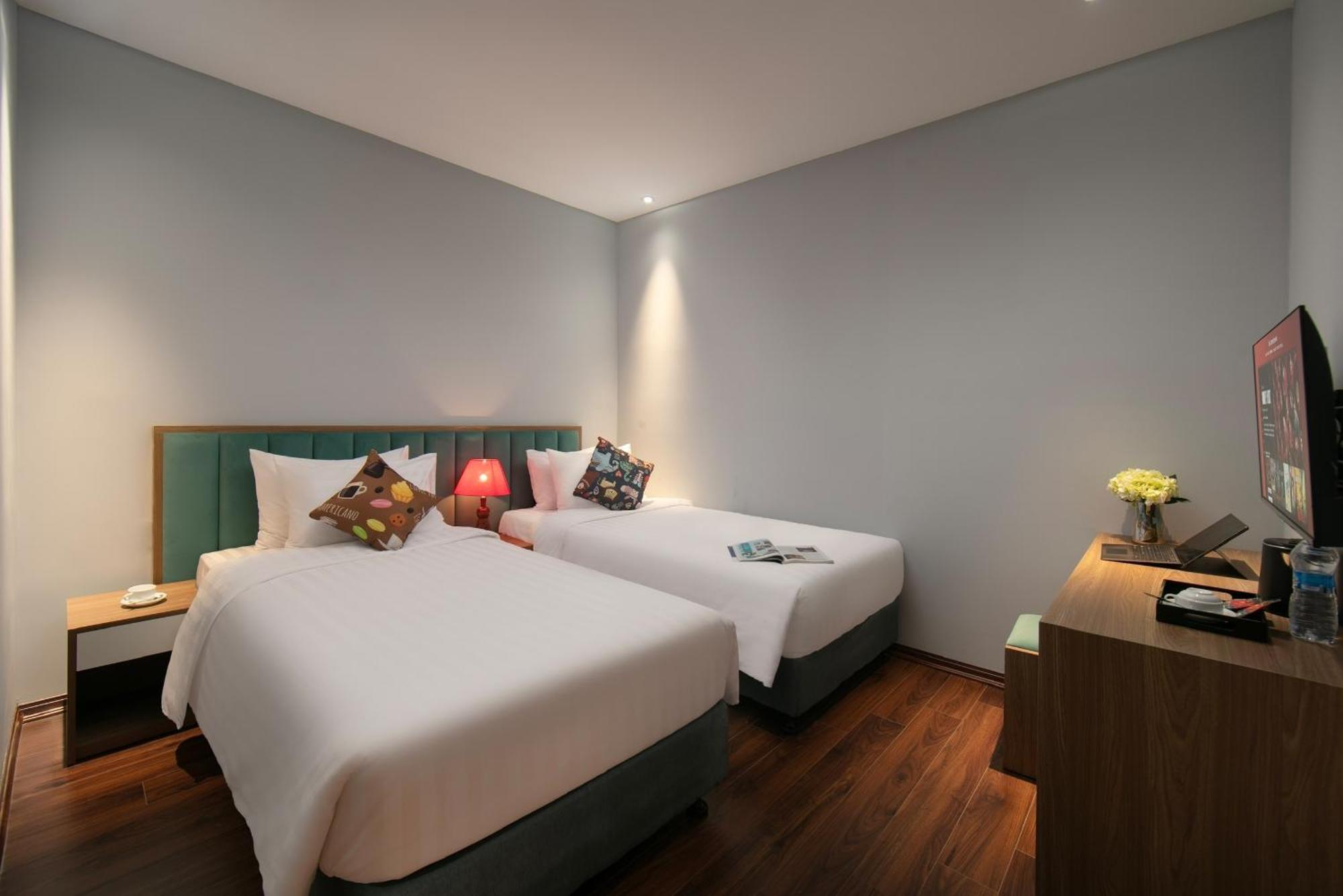 Lakeview Backpackers Hostel & Rooftop Bar Hanoi Bagian luar foto