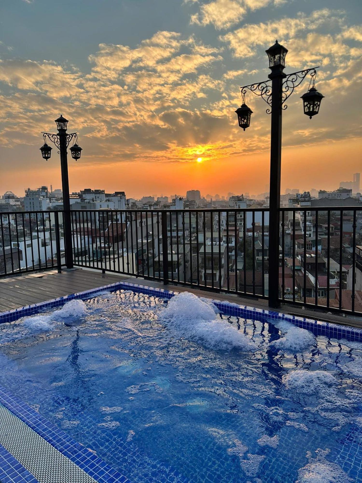 Lakeview Backpackers Hostel & Rooftop Bar Hanoi Bagian luar foto