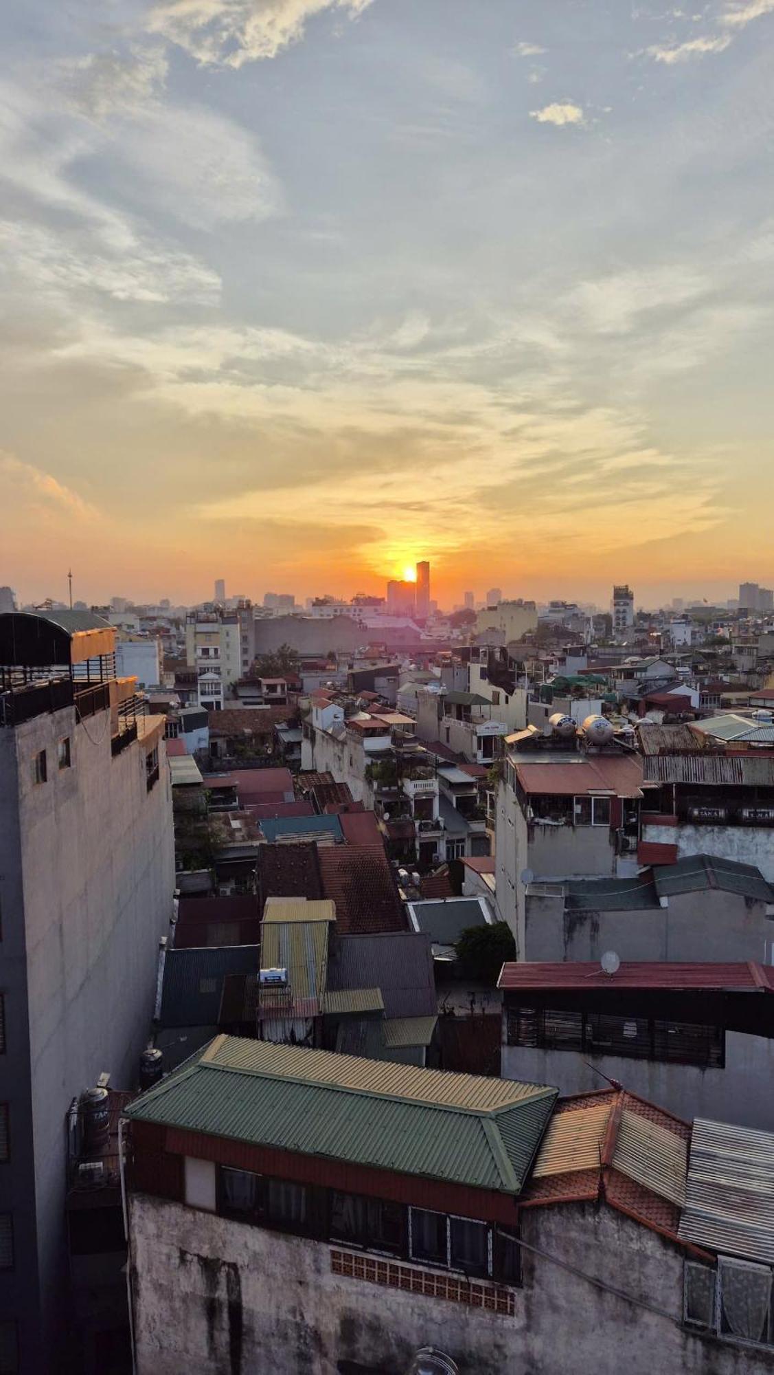 Lakeview Backpackers Hostel & Rooftop Bar Hanoi Bagian luar foto